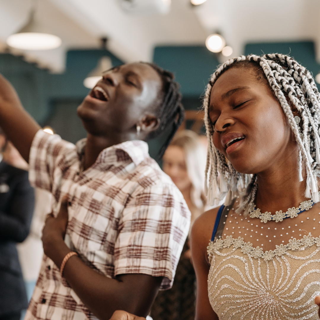 Jeunes en adoration